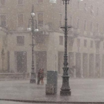 Lecce, la storia dei due fidanzatini sotto il diluvio ha fatto il giro del web