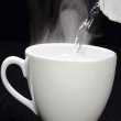 “I benefici dell'acqua calda al mattino”