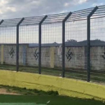 Gravina, svastiche sui muri dello stadio: la condanna del sindaco Valente