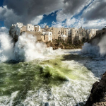 'Polignano sferzata dal mare in tempesta', per Wikipedia è la foto italiana più bella del 2020