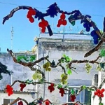 A Mesagne grappoli d'uva sospesi nel cielo