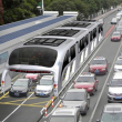 'Arriva dalla Cina l’autobus sopraelevato che passa sopra le auto'