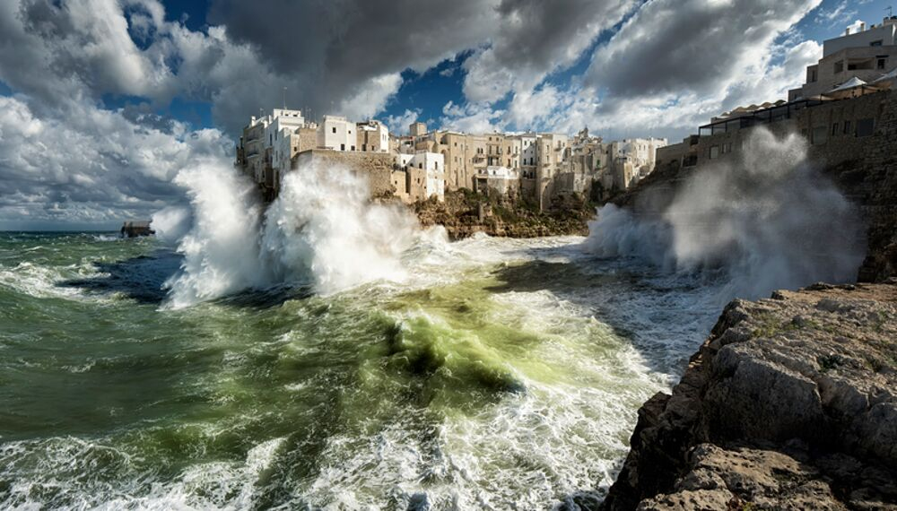 'Polignano sferzata dal mare in tempesta', per Wikipedia è la foto italiana più bella del 2020