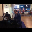 Avvocato barese al pianoforte incanta l’aeroporto di Fiumicino